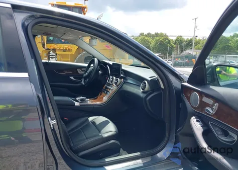 2015 Mercedes-Benz C 300 4Matic z USA, uszkodzony, nr VIN 55SWF4KB4FU030464